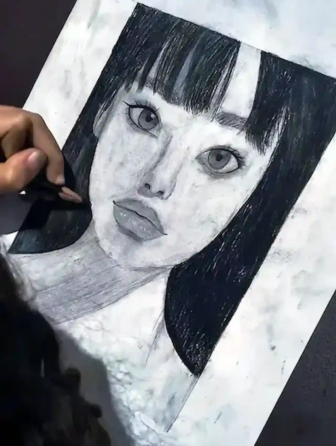 Desenho de aluna de personagem feminina com cabelo longo e expressão serena, estilo anime
