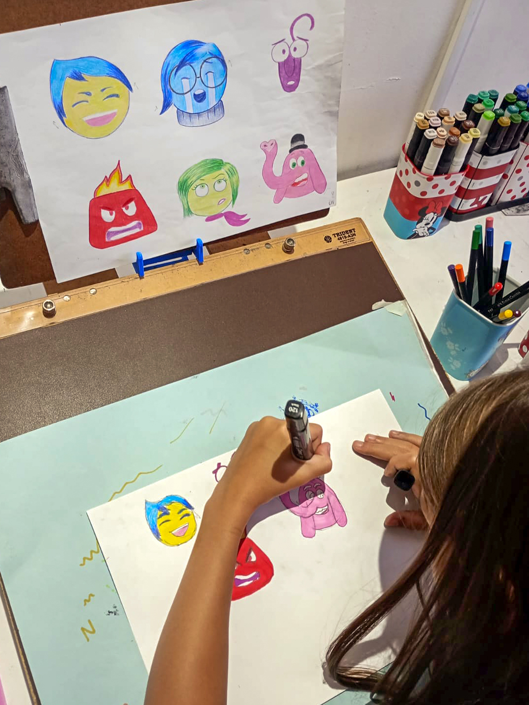 Desenhos de personagens representando emoções