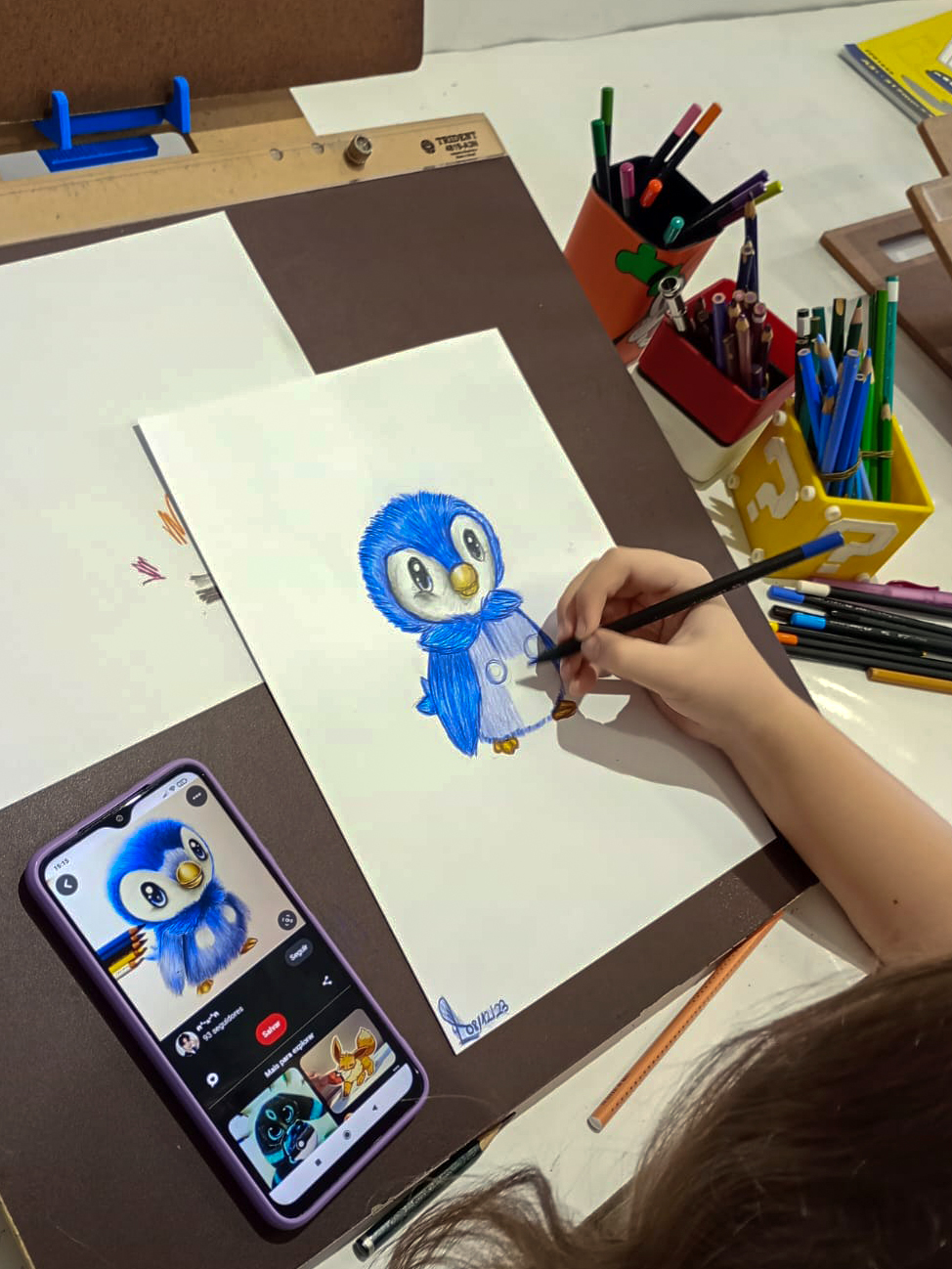 Desenho de pinguim azul em estilo cartoon